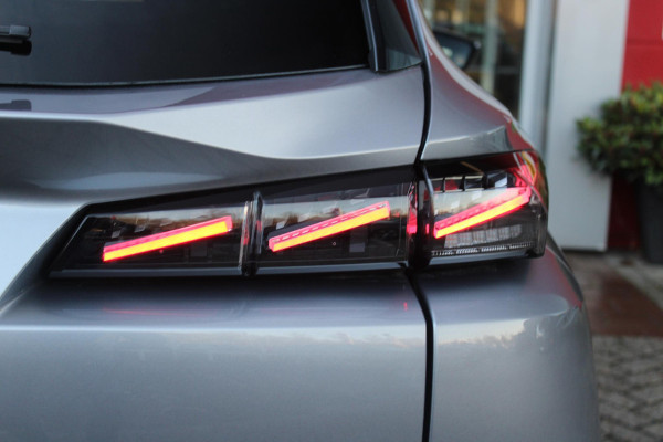 Peugeot 308 SW 1.6 Plug-in Hybrid 180PK GT | PANORAMISCH SCHUIF/KANTEL DAK | TREKHAAK | ALCANTARA BEKLEDING MET EEN ELEKTRISCH BEDIENBARE BESTUURDERSSTOEL | 18" LICHTMETALEN VELGEN "PORTLAND" | FOCAL AUDIO SYSTEM | STOEL/STUUR VERWARMING | NAVIGATIE | DRAADLOZE APPLE CARPLAY/ANDROID AUTO | DRAADLOZE TELEFOONLADER | PARKEERSENSOREN VOOR + ACHTER | ACHTERUITRIJ CAMERA | ELEKTRISCH BEDIENBARE ACHTERKLEP |