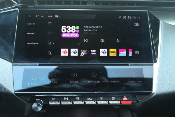 Peugeot 308 SW 1.6 Plug-in Hybrid 180PK GT | PANORAMISCH SCHUIF/KANTEL DAK | TREKHAAK | ALCANTARA BEKLEDING MET EEN ELEKTRISCH BEDIENBARE BESTUURDERSSTOEL | 18" LICHTMETALEN VELGEN "PORTLAND" | FOCAL AUDIO SYSTEM | STOEL/STUUR VERWARMING | NAVIGATIE | DRAADLOZE APPLE CARPLAY/ANDROID AUTO | DRAADLOZE TELEFOONLADER | PARKEERSENSOREN VOOR + ACHTER | ACHTERUITRIJ CAMERA | ELEKTRISCH BEDIENBARE ACHTERKLEP |