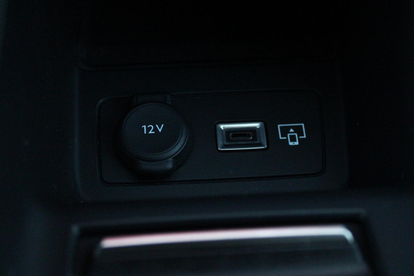 Peugeot 308 1.6 Plug-in Hybrid 180PK GT | PANORAMISCH SCHUIF/KANTEL DAK | 18" LICHTMETALEN VELGEN "PORTLAND" | ALCANTARA INTERIEUR | ELEKTRISCH BEDIENBARE BESTUURDERSSTOEL MET GEHEUGENFUNCTIE | STOEL/STUUR VERWARMING | 360° CAMERA | FOCAL AUDIO SYSTEM | PARKEERSENSOREN VOOR EN ACHTER | CLIMATE CONTROL | ADAPTIVE CRUISE CONTROL | KEYLESS ENTRY/START | DRAADLOZE APPLE CARPLAY/ANDROID AUTO | DRAADLOZE TELEFOONLADER | NAVIGATIE |