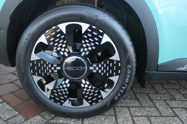 Fiat 600 1.2 HYbrid 110PK LA PRIMA | ELEKTRISCH VERSTELBARE BESTUURDERSTOEL MET MASSAGEFUNCTIE | NAVIGATIE | DODEHOEK DETECTIE | ELEKTRISCHE ACHTERKLEP | LEDKOPLAMPEN-MISTLAMPEN | LED ACHTERLICHTEN | PACK COMFORT: ACHTERUITRIJCAMERA / PARKEERSENSOREN VOOR-ACHTER / DRAADLOOS TELEFOONLADEN / DRAADLOOS APPLE CARPLAY - ANDROID AUTO / KEYLESS ENTRY-START / AUDIOSYSTEEM MET 6 SPEAKERS | WINTER PACK: VERWARMBARE VOORSTOELEN / VERWARMBARE VOORSTOELEN | 18"LICHTMETALEN VELGEN TWO-TONE | EXTRA GETINTE ACHTERRUITEN | CLIMATE CONTROL |