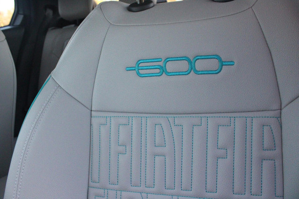 Fiat 600 1.2 HYbrid 110PK LA PRIMA | ELEKTRISCH VERSTELBARE BESTUURDERSTOEL MET MASSAGEFUNCTIE | NAVIGATIE | DODEHOEK DETECTIE | ELEKTRISCHE ACHTERKLEP | LEDKOPLAMPEN-MISTLAMPEN | LED ACHTERLICHTEN | PACK COMFORT: ACHTERUITRIJCAMERA / PARKEERSENSOREN VOOR-ACHTER / DRAADLOOS TELEFOONLADEN / DRAADLOOS APPLE CARPLAY - ANDROID AUTO / KEYLESS ENTRY-START / AUDIOSYSTEEM MET 6 SPEAKERS | WINTER PACK: VERWARMBARE VOORSTOELEN / VERWARMBARE VOORSTOELEN | 18"LICHTMETALEN VELGEN TWO-TONE | EXTRA GETINTE ACHTERRUITEN | CLIMATE CONTROL |