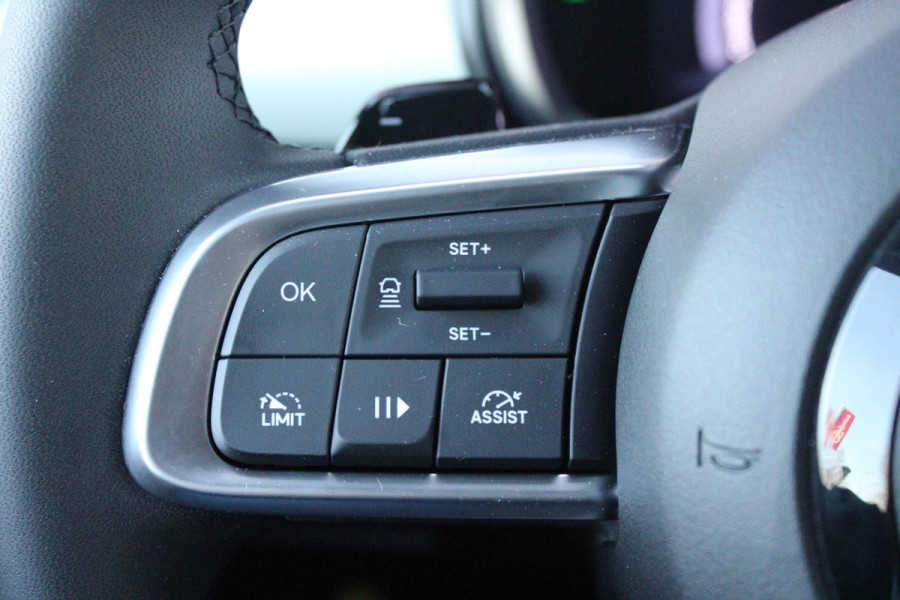 Fiat 600 1.2 HYbrid 110PK LA PRIMA | ELEKTRISCH VERSTELBARE BESTUURDERSTOEL MET MASSAGEFUNCTIE | NAVIGATIE | DODEHOEK DETECTIE | ELEKTRISCHE ACHTERKLEP | LEDKOPLAMPEN-MISTLAMPEN | LED ACHTERLICHTEN | PACK COMFORT: ACHTERUITRIJCAMERA / PARKEERSENSOREN VOOR-ACHTER / DRAADLOOS TELEFOONLADEN / DRAADLOOS APPLE CARPLAY - ANDROID AUTO / KEYLESS ENTRY-START / AUDIOSYSTEEM MET 6 SPEAKERS | WINTER PACK: VERWARMBARE VOORSTOELEN / VERWARMBARE VOORSTOELEN | 18"LICHTMETALEN VELGEN TWO-TONE | EXTRA GETINTE ACHTERRUITEN | CLIMATE CONTROL |