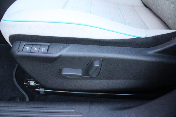 Fiat 600 1.2 HYbrid 110PK LA PRIMA | ELEKTRISCH VERSTELBARE BESTUURDERSTOEL MET MASSAGEFUNCTIE | NAVIGATIE | DODEHOEK DETECTIE | ELEKTRISCHE ACHTERKLEP | LEDKOPLAMPEN-MISTLAMPEN | LED ACHTERLICHTEN | PACK COMFORT: ACHTERUITRIJCAMERA / PARKEERSENSOREN VOOR-ACHTER / DRAADLOOS TELEFOONLADEN / DRAADLOOS APPLE CARPLAY - ANDROID AUTO / KEYLESS ENTRY-START / AUDIOSYSTEEM MET 6 SPEAKERS | WINTER PACK: VERWARMBARE VOORSTOELEN / VERWARMBARE VOORSTOELEN | 18"LICHTMETALEN VELGEN TWO-TONE | EXTRA GETINTE ACHTERRUITEN | CLIMATE CONTROL |