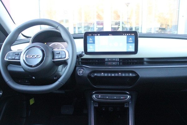 Fiat 600 1.2 HYbrid 110PK LA PRIMA | ELEKTRISCH VERSTELBARE BESTUURDERSTOEL MET MASSAGEFUNCTIE | NAVIGATIE | DODEHOEK DETECTIE | ELEKTRISCHE ACHTERKLEP | LEDKOPLAMPEN-MISTLAMPEN | LED ACHTERLICHTEN | PACK COMFORT: ACHTERUITRIJCAMERA / PARKEERSENSOREN VOOR-ACHTER / DRAADLOOS TELEFOONLADEN / DRAADLOOS APPLE CARPLAY - ANDROID AUTO / KEYLESS ENTRY-START / AUDIOSYSTEEM MET 6 SPEAKERS | WINTER PACK: VERWARMBARE VOORSTOELEN / VERWARMBARE VOORSTOELEN | 18"LICHTMETALEN VELGEN TWO-TONE | EXTRA GETINTE ACHTERRUITEN | CLIMATE CONTROL |