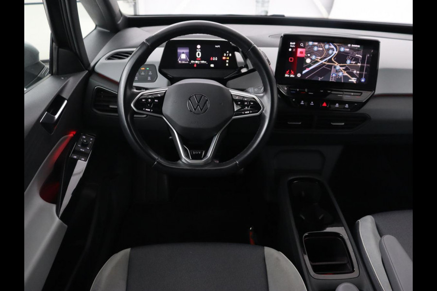 Volkswagen ID.3 First Plus 58 kWh | Trekhaak | Stoel & stuurverwarming | Camera | Adaptive cruise | Sfeerverlichting | Carplay | Matrix LED | Parkeerhulp | Climate control