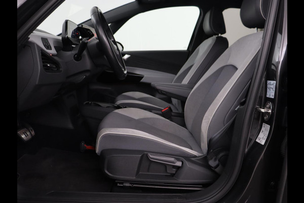 Volkswagen ID.3 First Plus 58 kWh | Trekhaak | Stoel & stuurverwarming | Camera | Adaptive cruise | Sfeerverlichting | Carplay | Matrix LED | Parkeerhulp | Climate control