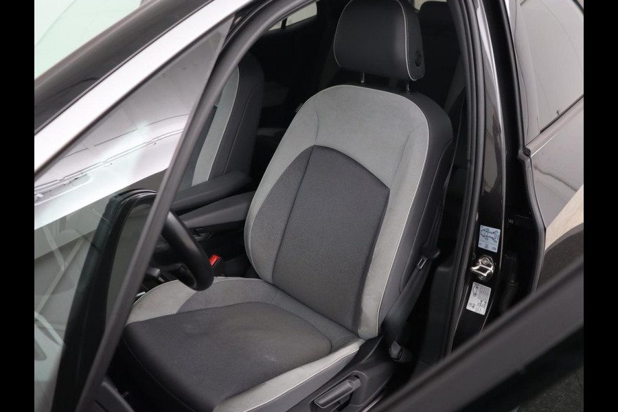 Volkswagen ID.3 First Plus 58 kWh | Trekhaak | Stoel & stuurverwarming | Camera | Adaptive cruise | Sfeerverlichting | Carplay | Matrix LED | Parkeerhulp | Climate control