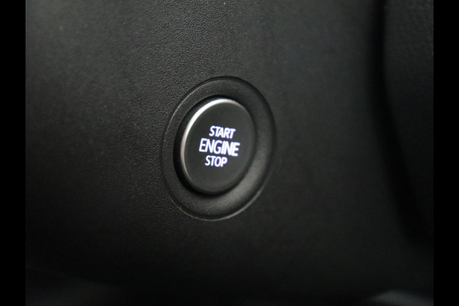 Volkswagen ID.3 First Plus 58 kWh | Trekhaak | Stoel & stuurverwarming | Camera | Adaptive cruise | Sfeerverlichting | Carplay | Matrix LED | Parkeerhulp | Climate control