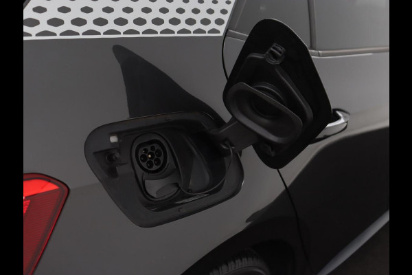 Volkswagen ID.3 First Plus 58 kWh | Trekhaak | Stoel & stuurverwarming | Camera | Adaptive cruise | Sfeerverlichting | Carplay | Matrix LED | Parkeerhulp | Climate control