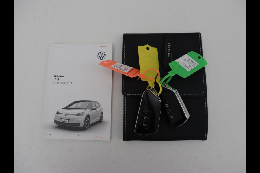 Volkswagen ID.3 First Plus 58 kWh | Trekhaak | Stoel & stuurverwarming | Camera | Adaptive cruise | Sfeerverlichting | Carplay | Matrix LED | Parkeerhulp | Climate control