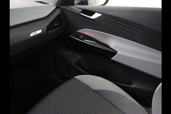 Volkswagen ID.3 First Plus 58 kWh | Trekhaak | Stoel & stuurverwarming | Camera | Adaptive cruise | Sfeerverlichting | Carplay | Matrix LED | Parkeerhulp | Climate control