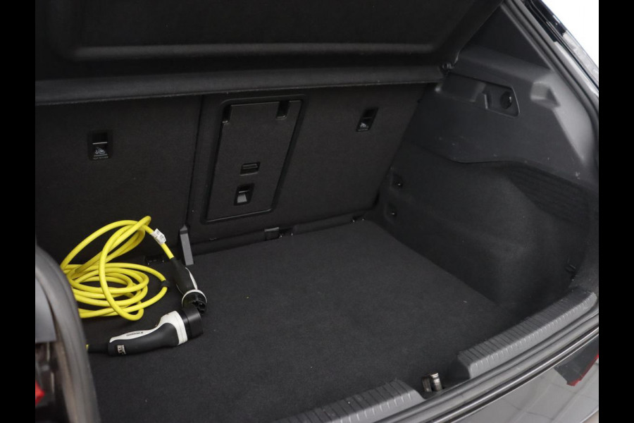 Volkswagen ID.3 First Plus 58 kWh | Trekhaak | Stoel & stuurverwarming | Camera | Adaptive cruise | Sfeerverlichting | Carplay | Matrix LED | Parkeerhulp | Climate control