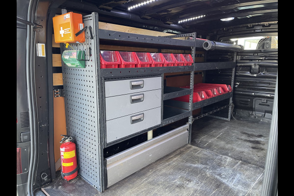 Renault Trafic 2.0 dCi 120pk T29 L2H1 Work Edition / vaste prijs rijklaar € 17.950 ex btw / lease vanaf € 302 / zwart metallic / ingerichte laadruimte / camera / airco / cruise / trekhaak !