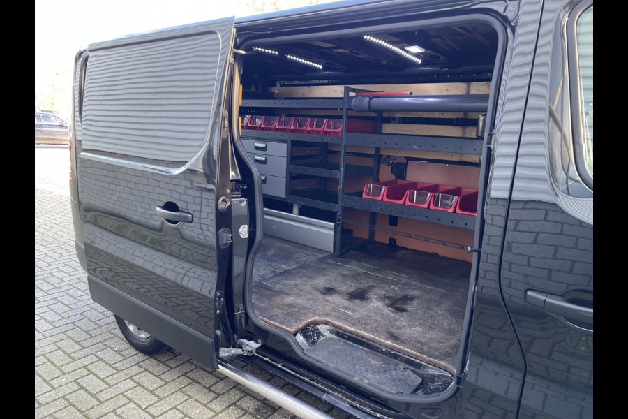Renault Trafic 2.0 dCi 120pk T29 L2H1 Work Edition / vaste prijs rijklaar € 17.950 ex btw / lease vanaf € 302 / zwart metallic / ingerichte laadruimte / camera / airco / cruise / trekhaak !