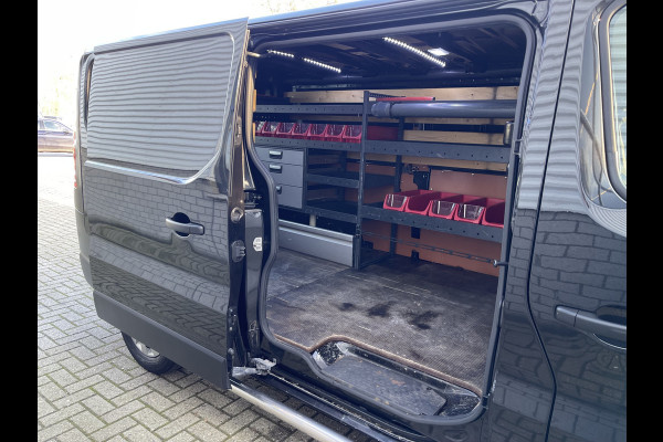 Renault Trafic 2.0 dCi 120pk T29 L2H1 Work Edition / vaste prijs rijklaar € 17.950 ex btw / lease vanaf € 302 / zwart metallic / ingerichte laadruimte / camera / airco / cruise / trekhaak !
