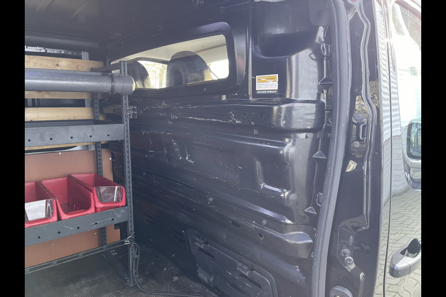 Renault Trafic 2.0 dCi 120pk T29 L2H1 Work Edition / vaste prijs rijklaar € 17.950 ex btw / lease vanaf € 302 / zwart metallic / ingerichte laadruimte / camera / airco / cruise / trekhaak !