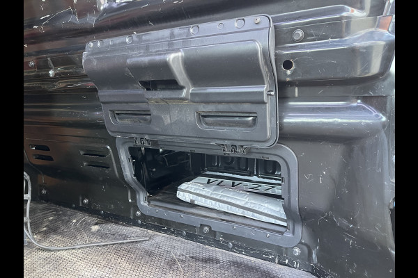 Renault Trafic 2.0 dCi 120pk T29 L2H1 Work Edition / vaste prijs rijklaar € 17.950 ex btw / lease vanaf € 302 / zwart metallic / ingerichte laadruimte / camera / airco / cruise / trekhaak !