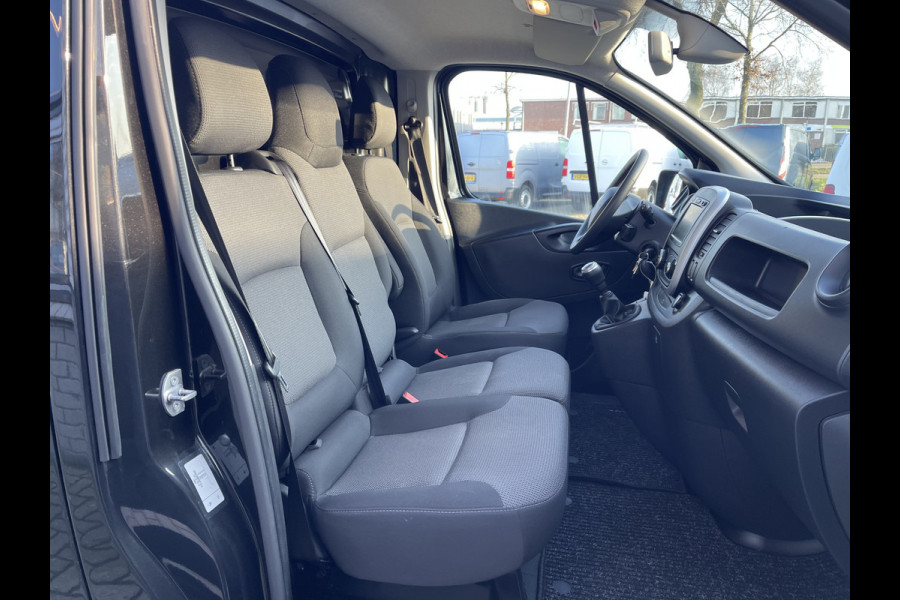 Renault Trafic 2.0 dCi 120pk T29 L2H1 Work Edition / vaste prijs rijklaar € 17.950 ex btw / lease vanaf € 302 / zwart metallic / ingerichte laadruimte / camera / airco / cruise / trekhaak !