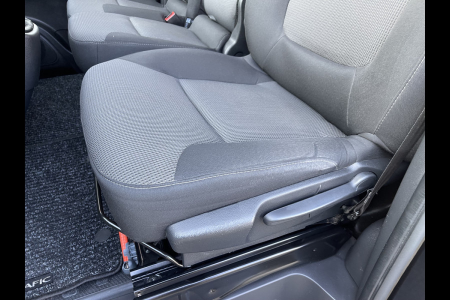 Renault Trafic 2.0 dCi 120pk T29 L2H1 Work Edition / vaste prijs rijklaar € 17.950 ex btw / lease vanaf € 302 / zwart metallic / ingerichte laadruimte / camera / airco / cruise / trekhaak !