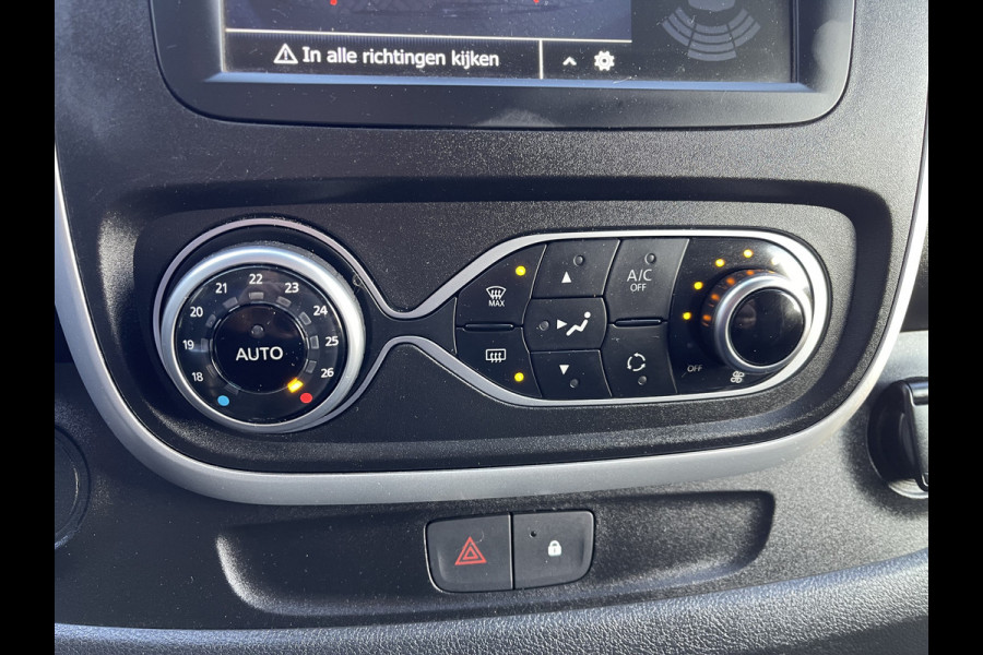 Renault Trafic 2.0 dCi 120pk T29 L2H1 Work Edition / vaste prijs rijklaar € 17.950 ex btw / lease vanaf € 302 / zwart metallic / ingerichte laadruimte / camera / airco / cruise / trekhaak !