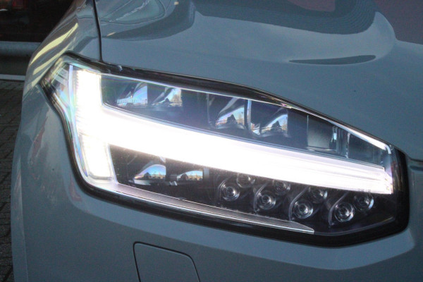 Volvo XC90 2.0 T8 455PK RECHARGE AWD ULTIMATE DARK | LUCHTVERING | PANORAMISCH SCHUIF / KANTELDAK | ELEKTRISCH UITKLAPBARE TREKHAAK | HEAD-UP DISPLAY | NAVIGATIE VIA GOOGLE-MAPS | ELEKTRISCH VERSTELBARE VOOR STOELEN MET GEHEUGEN | VOORSTOELEN VERWARMBAAR | ACHTERBANK VERWARMBAAR | 360° CAMERA | HARMAN / KARDON PREMIUM AUDIO SYSTEEM | APPLE CARPLAY / ANDROID-AUTO | KEYLESS ENTRY / START | STANDKACHEL | EXTRA GETINTE ACHTER RUITEN | VERDUISTERINGS GORDIJNEN ACHTER PORTIEREN | KINDERVERHOGING ACHTERBANK | ELEKTRISCHE ACHTERKLEP MET SENSOR |