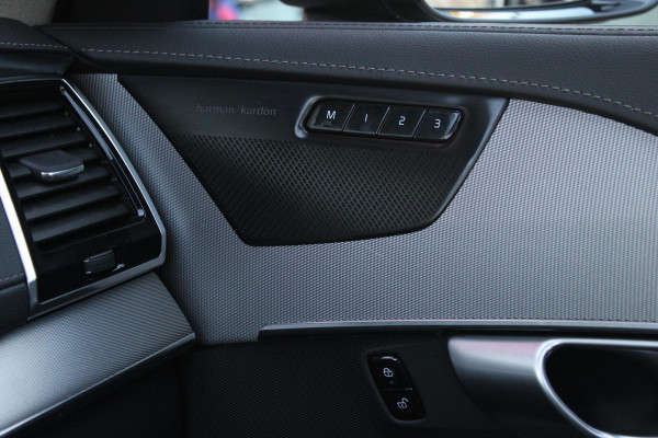 Volvo XC90 2.0 T8 455PK RECHARGE AWD ULTIMATE DARK | LUCHTVERING | PANORAMISCH SCHUIF / KANTELDAK | ELEKTRISCH UITKLAPBARE TREKHAAK | HEAD-UP DISPLAY | NAVIGATIE VIA GOOGLE-MAPS | ELEKTRISCH VERSTELBARE VOOR STOELEN MET GEHEUGEN | VOORSTOELEN VERWARMBAAR | ACHTERBANK VERWARMBAAR | 360° CAMERA | HARMAN / KARDON PREMIUM AUDIO SYSTEEM | APPLE CARPLAY / ANDROID-AUTO | KEYLESS ENTRY / START | STANDKACHEL | EXTRA GETINTE ACHTER RUITEN | VERDUISTERINGS GORDIJNEN ACHTER PORTIEREN | KINDERVERHOGING ACHTERBANK | ELEKTRISCHE ACHTERKLEP MET SENSOR |
