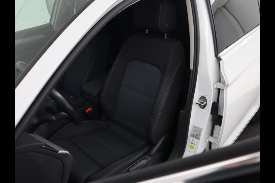 Volkswagen Passat 1.4 TSI PHEV GTE | Trekhaak | Stoelverwarming | Virtual Cockpit | Camera | Adaptive cruise | Carplay | Matrix LED | Navigatie | Climate control | Plug In
