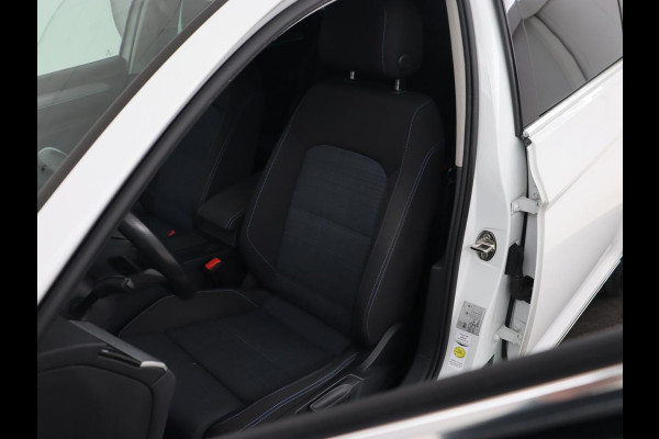 Volkswagen Passat 1.4 TSI PHEV GTE | Trekhaak | Stoelverwarming | Virtual Cockpit | Camera | Adaptive cruise | Carplay | Matrix LED | Navigatie | Climate control | Plug In