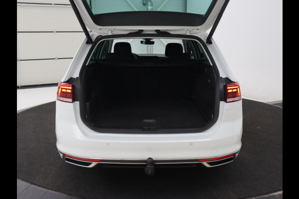 Volkswagen Passat 1.4 TSI PHEV GTE | Trekhaak | Stoelverwarming | Virtual Cockpit | Camera | Adaptive cruise | Carplay | Matrix LED | Navigatie | Climate control | Plug In
