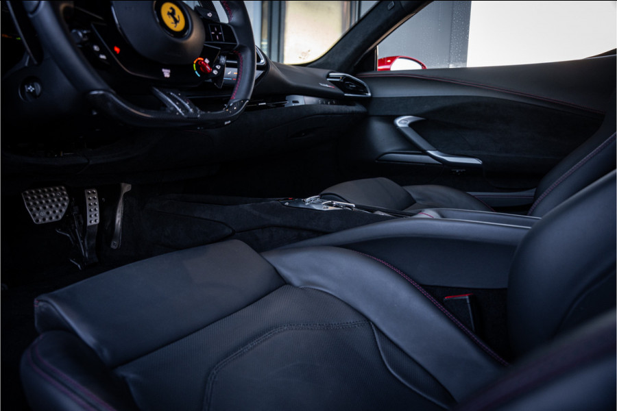 Ferrari 296 GTB 3.0 V6 - Rosso Imola | Origineel NL | Lift | Memory