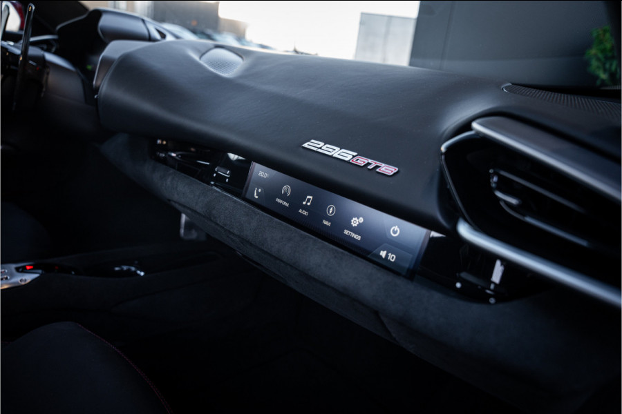 Ferrari 296 GTB 3.0 V6 - Rosso Imola | Origineel NL | Lift | Memory