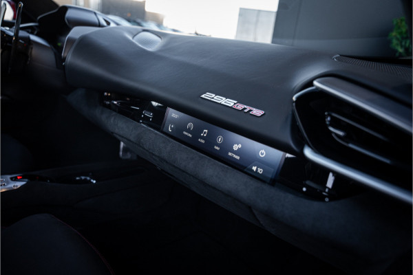 Ferrari 296 GTB 3.0 V6 - Rosso Imola | Origineel NL | Lift | Memory