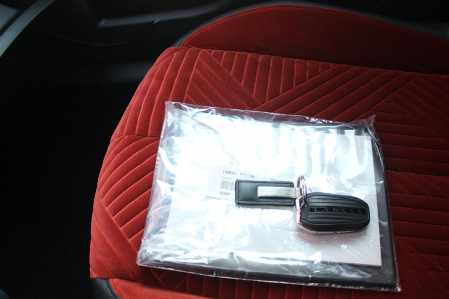 Lancia Ypsilon 1.2 110PK Turbo Hybrid LX | CAMERA VOOR/ ACHTER | ELEKTRISCH VERSTELBARE BESTUURDERSSTOEL | VELOURS BEKLEDING | STOEL VERWARMING | MASSAGEFUNCTIE BESTUURDERSSTOEL |  DRAADLOOS APPLE CARPLAY / ANDROID AUTO | DRAADLOZE TELEFOONLADER | DODEHOEK DETECTIE | CLIMATE CONTROL |