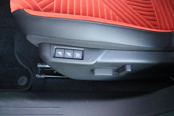 Lancia Ypsilon 1.2 110PK Turbo Hybrid LX | CAMERA VOOR/ ACHTER | ELEKTRISCH VERSTELBARE BESTUURDERSSTOEL | VELOURS BEKLEDING | STOEL VERWARMING | MASSAGEFUNCTIE BESTUURDERSSTOEL |  DRAADLOOS APPLE CARPLAY / ANDROID AUTO | DRAADLOZE TELEFOONLADER | DODEHOEK DETECTIE | CLIMATE CONTROL |