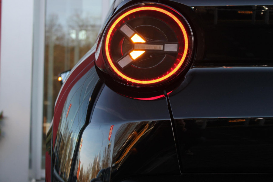 Lancia Ypsilon 1.2 110PK Turbo Hybrid LX | CAMERA VOOR/ ACHTER | ELEKTRISCH VERSTELBARE BESTUURDERSSTOEL | VELOURS BEKLEDING | STOEL VERWARMING | MASSAGEFUNCTIE BESTUURDERSSTOEL |  DRAADLOOS APPLE CARPLAY / ANDROID AUTO | DRAADLOZE TELEFOONLADER | DODEHOEK DETECTIE | CLIMATE CONTROL |