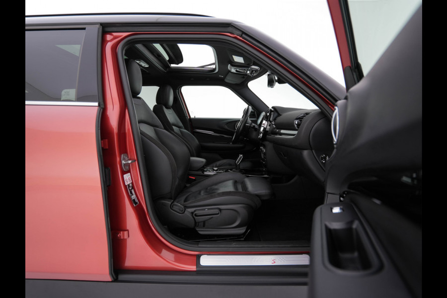 MINI Clubman 2.0 Cooper S ALL4 Premier Plus JCW (INCL-BTW) Aut * PANO | LEATHER | FULL-LED | HEATED-SPORTSEATS | DIGI-COCKPIT | AMBIENT-LIGHT | PRIVACY-GLASS | HEAD-UP | PDC | CAMERA | DAB  | KEYLESS | TOWBAR | 18"ALU*