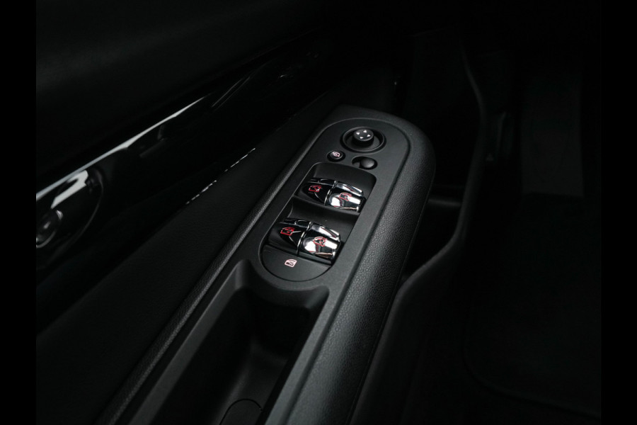 MINI Clubman 2.0 Cooper S ALL4 Premier Plus JCW (INCL-BTW) Aut * PANO | LEATHER | FULL-LED | HEATED-SPORTSEATS | DIGI-COCKPIT | AMBIENT-LIGHT | PRIVACY-GLASS | HEAD-UP | PDC | CAMERA | DAB  | KEYLESS | TOWBAR | 18"ALU*