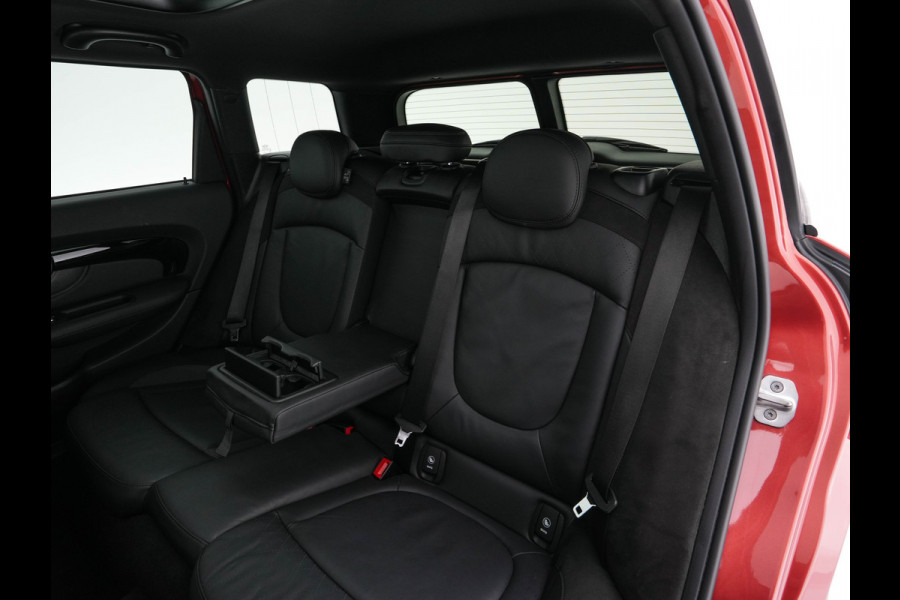 MINI Clubman 2.0 Cooper S ALL4 Premier Plus JCW (INCL-BTW) Aut * PANO | LEATHER | FULL-LED | HEATED-SPORTSEATS | DIGI-COCKPIT | AMBIENT-LIGHT | PRIVACY-GLASS | HEAD-UP | PDC | CAMERA | DAB  | KEYLESS | TOWBAR | 18"ALU*