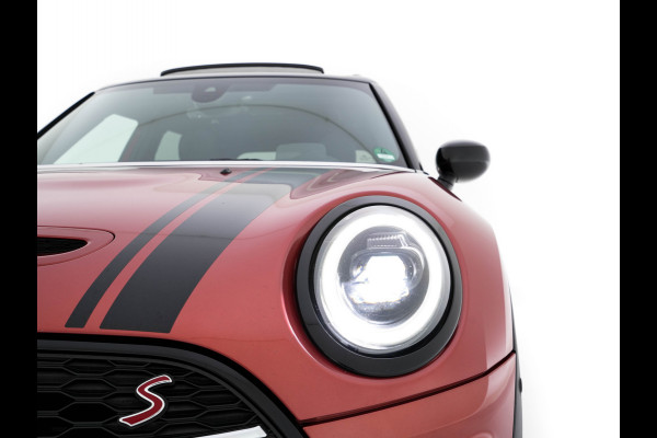 MINI Clubman 2.0 Cooper S ALL4 Premier Plus JCW (INCL-BTW) Aut * PANO | LEATHER | FULL-LED | HEATED-SPORTSEATS | DIGI-COCKPIT | AMBIENT-LIGHT | PRIVACY-GLASS | HEAD-UP | PDC | CAMERA | DAB  | KEYLESS | TOWBAR | 18"ALU*