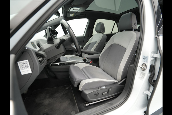 Volkswagen ID.3 First Max 58 kWh 204pk Trekhaak Navigatie Camera Stoelverwarming Side ass.