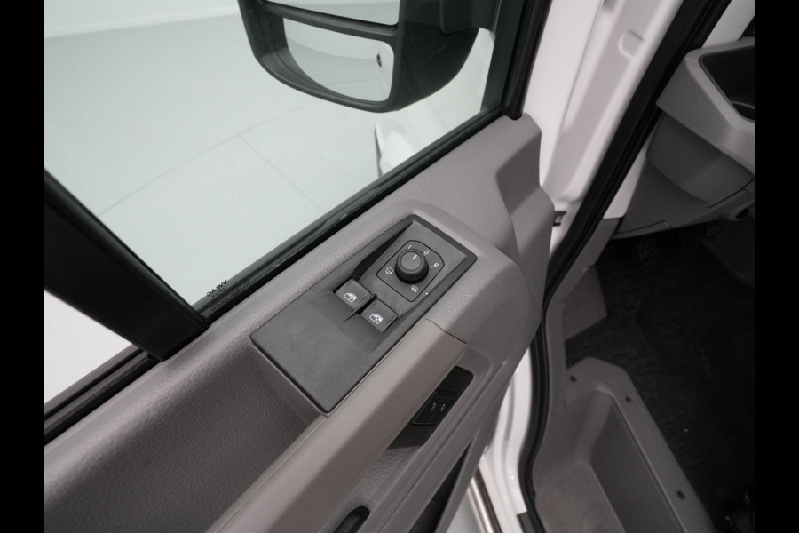 Volkswagen Crafter L3H3 2.0 TDI 140PK 3.5T Highline / Trekhaak / Betimmering /Carplay / Camera