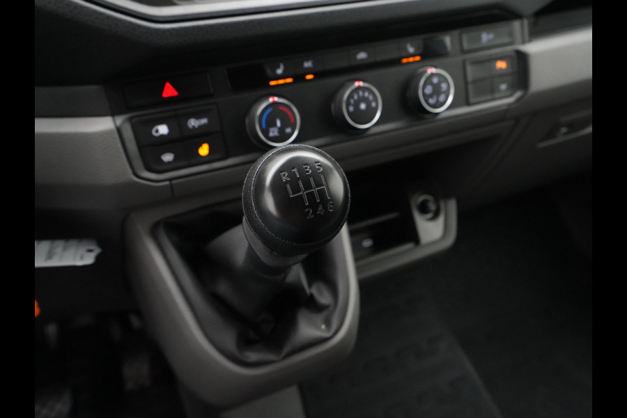 Volkswagen Crafter L3H3 2.0 TDI 140PK 3.5T Highline / Trekhaak / Betimmering /Carplay / Camera