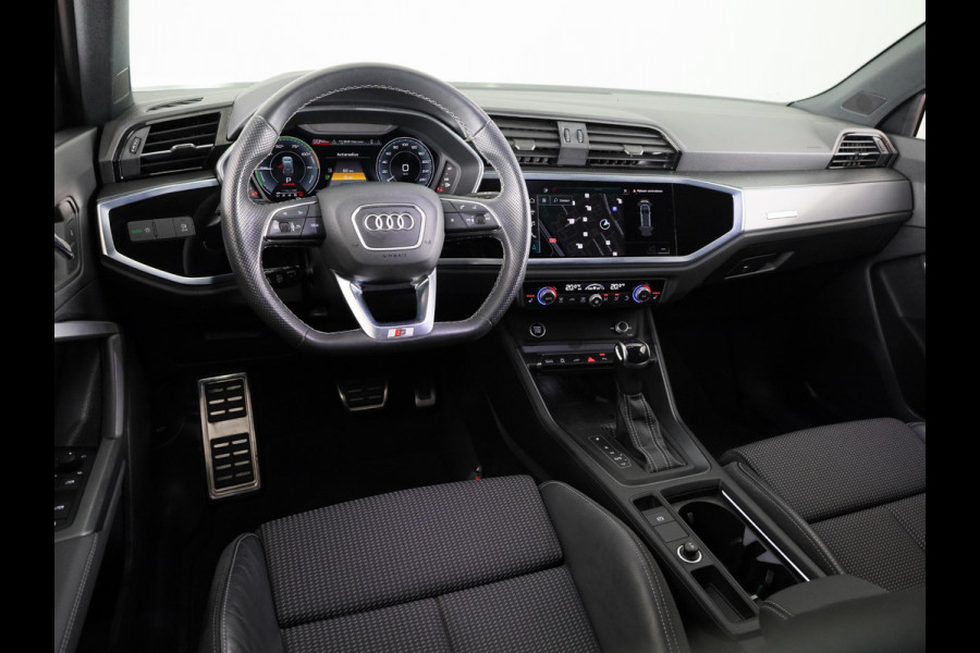 Audi Q3 45 TFSI e S edition 245pk | Navigatie | Trekhaak | Adaptieve cruise controle | 3 spaaks afgevlakt stuurwiel | 19 inch Lichtmetalen velgen