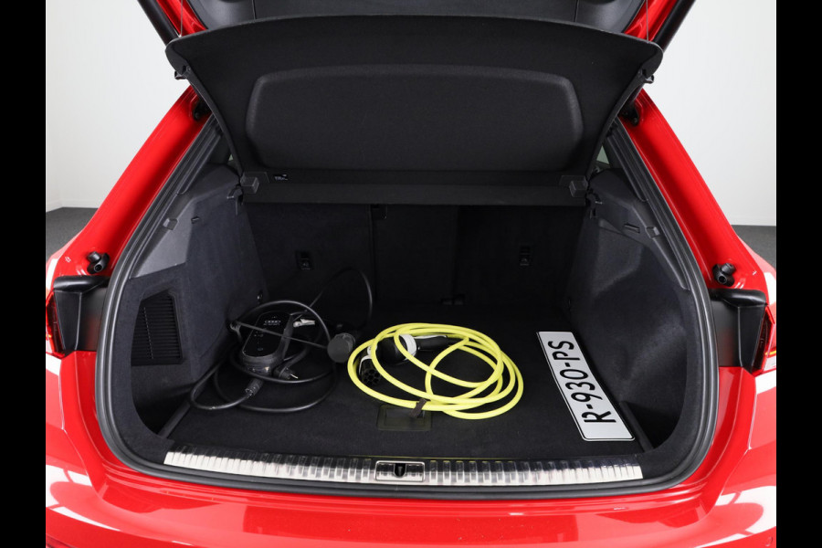 Audi Q3 45 TFSI e S edition 245pk | Navigatie | Trekhaak | Adaptieve cruise controle | 3 spaaks afgevlakt stuurwiel | 19 inch Lichtmetalen velgen