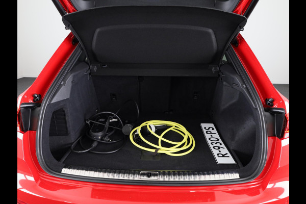 Audi Q3 45 TFSI e S edition 245pk | Navigatie | Trekhaak | Adaptieve cruise controle | 3 spaaks afgevlakt stuurwiel | 19 inch Lichtmetalen velgen