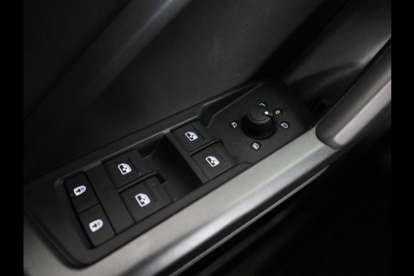 Audi Q3 45 TFSI e S edition 245pk | Navigatie | Trekhaak | Adaptieve cruise controle | 3 spaaks afgevlakt stuurwiel | 19 inch Lichtmetalen velgen
