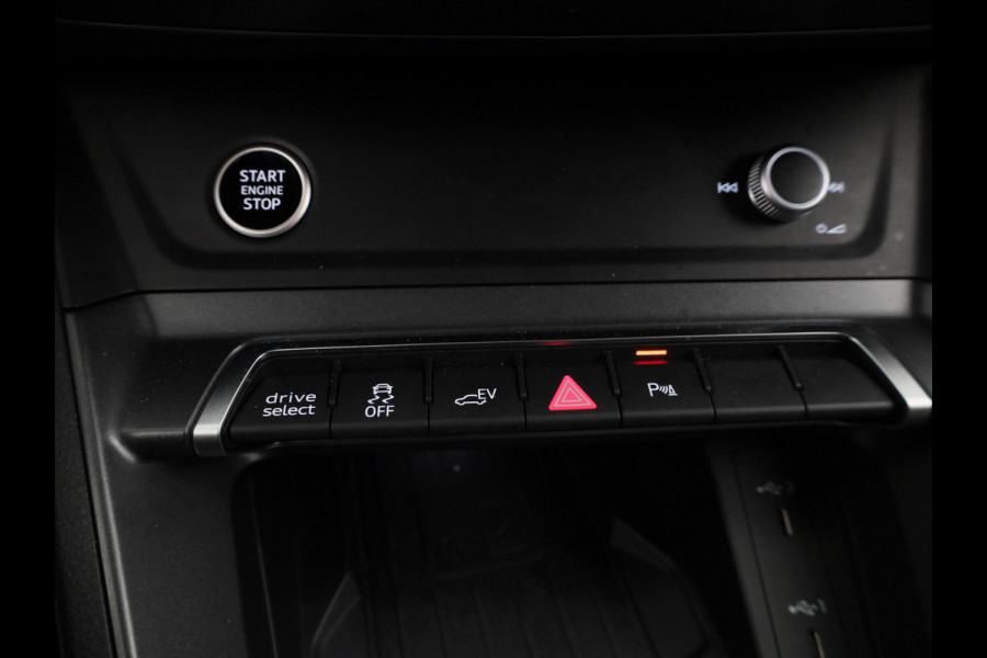 Audi Q3 45 TFSI e S edition 245pk | Navigatie | Trekhaak | Adaptieve cruise controle | 3 spaaks afgevlakt stuurwiel | 19 inch Lichtmetalen velgen