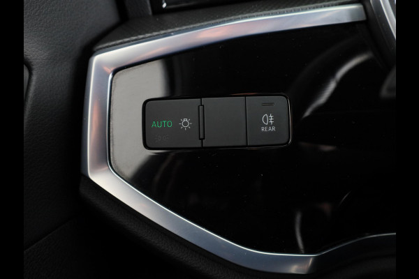 Audi Q3 45 TFSI e S edition 245pk | Navigatie | Trekhaak | Adaptieve cruise controle | 3 spaaks afgevlakt stuurwiel | 19 inch Lichtmetalen velgen