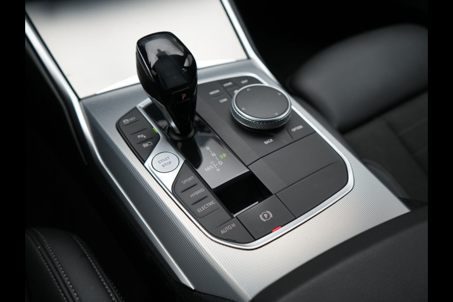 BMW 3 Serie Touring 330e xDrive Sportline Plug In Hybrid 293pk Dealer O.H PHEV | Adaptive Cruise | Laser LED | Head Up | Camera | Lederen Sportstoelen Verwarmd | Keyless | M-Sportstuur Verwarmd | Navigatie | Blis | Virtual | DAB |