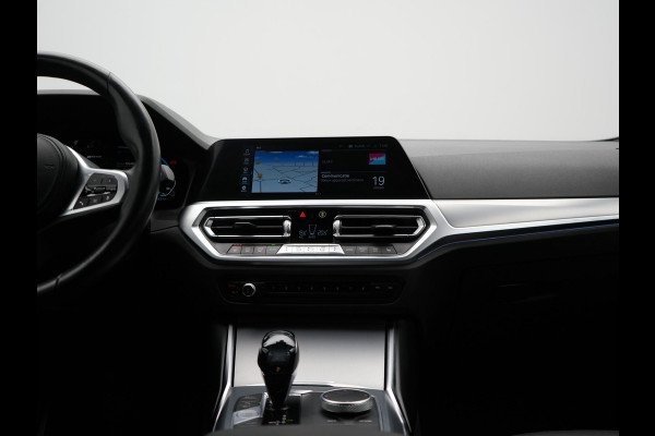 BMW 3 Serie Touring 330e xDrive Sportline Plug In Hybrid 293pk Dealer O.H PHEV | Adaptive Cruise | Laser LED | Head Up | Camera | Lederen Sportstoelen Verwarmd | Keyless | M-Sportstuur Verwarmd | Navigatie | Blis | Virtual | DAB |